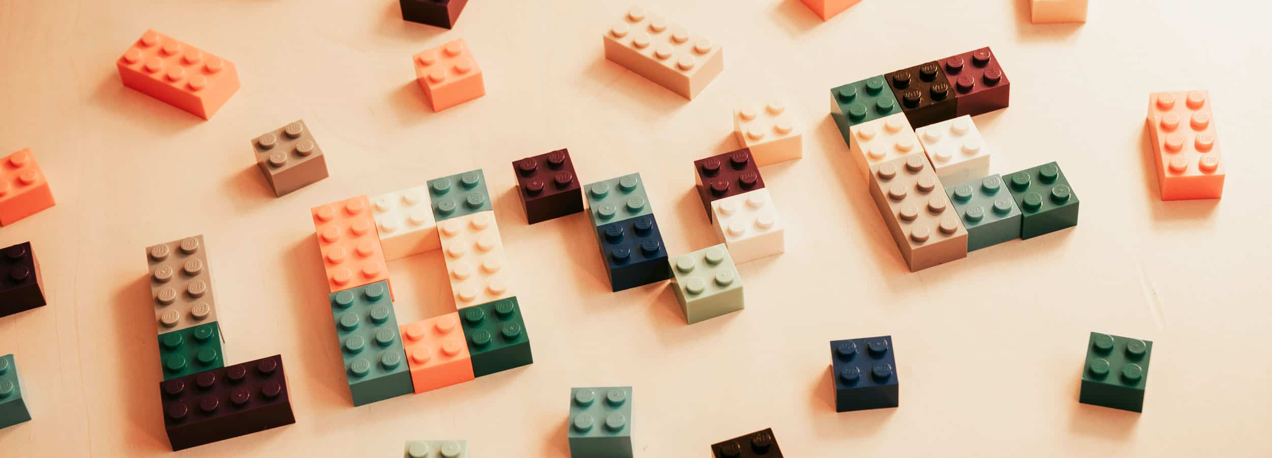 texto escrito con letras de fichas de lego en sinapsis