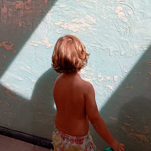 alumno pintando una pared. mirada individual