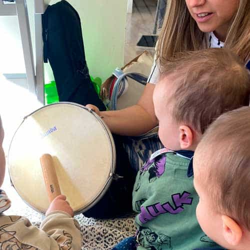 educadora acompañando a alumnos en som sinapsis